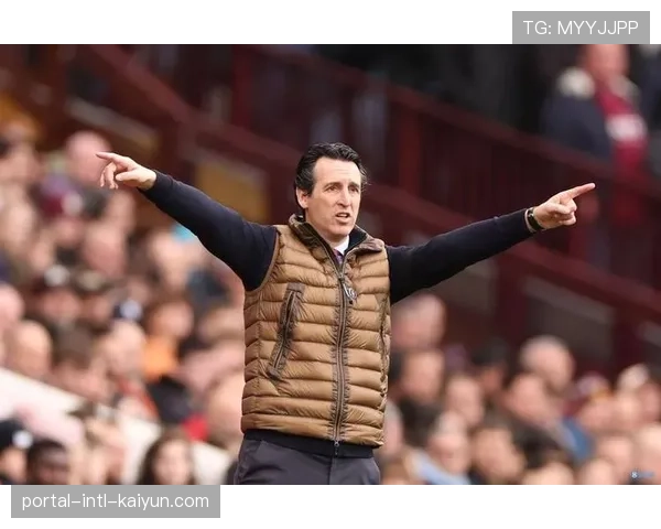 特写：阿斯顿维拉主场引入的送餐机器人因雨天路滑“罢工”，引发球迷趣味讨论