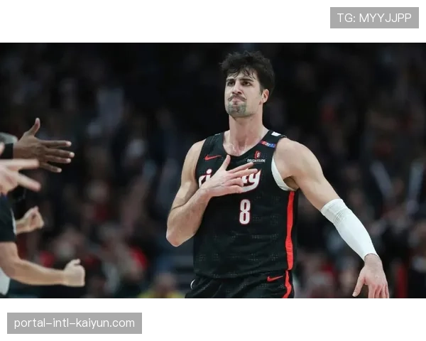 开拓者更衣室狂欢，阿夫迪亚41+12+7率队五年首进季后赛